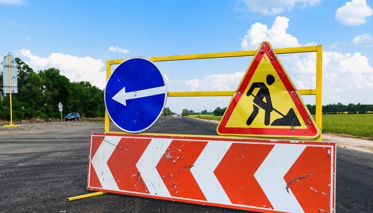 Трафикът поетапно ще е само в изпреварващата лента за частични ремонти на настилката Трафикът поетапно ще е само в изпреварващата лента за частични ремонти на настилката