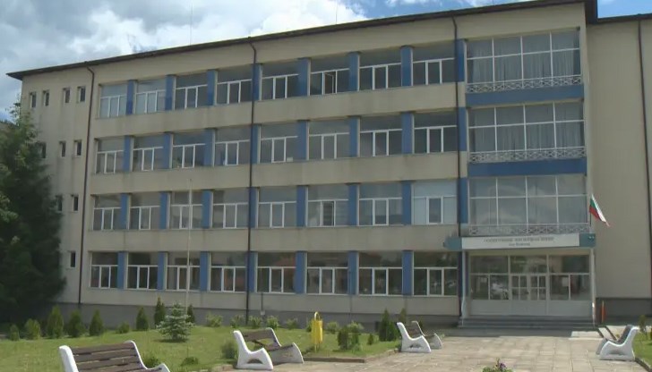 Спречкване между децата им завърши със стрелба с газов пистолет и удари с оръжие Спречкване между децата им завърши със стрелба с газов пистолет и удари с оръжие