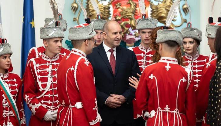 Румен Радев приветства участници в ученически гвардейски отряди в президентската институция в Деня на храбростта и празник на Българската армия – 6 май