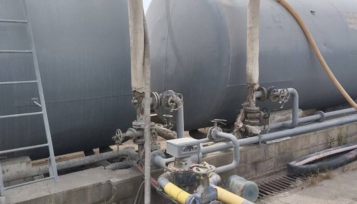 Иззети са множество веществени доказателства, в това число и автоцистерна