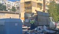 Общински служители помагат за сметосъбирането в Русе
