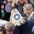 Жена хвърли млечен шейк в лицето на британски политик