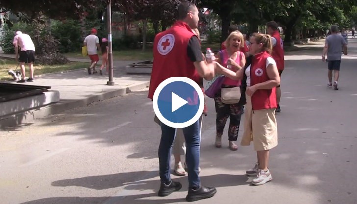 Доброволците на БЧК подават и брошури със съвети