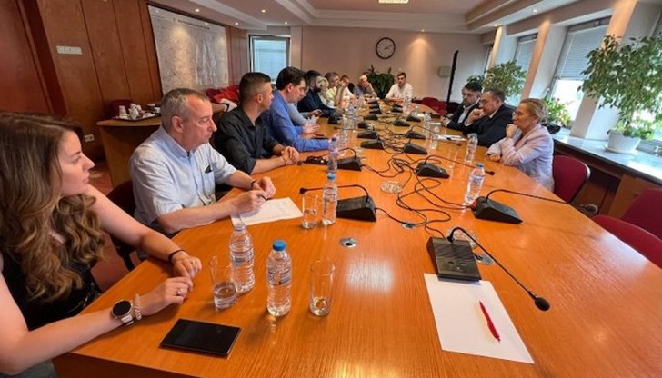 Не бива да стигаме до реваншизъм. Оттук нататък ще поставим всичко на масата, ще обсъждаме заедно проблемите и ще взимаме решенията колективно, каза Атанас Зафиров