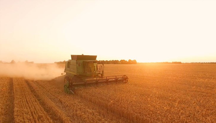 Темата за налагането на данък върху земеделската земя периодично се появява в общественото пространство
