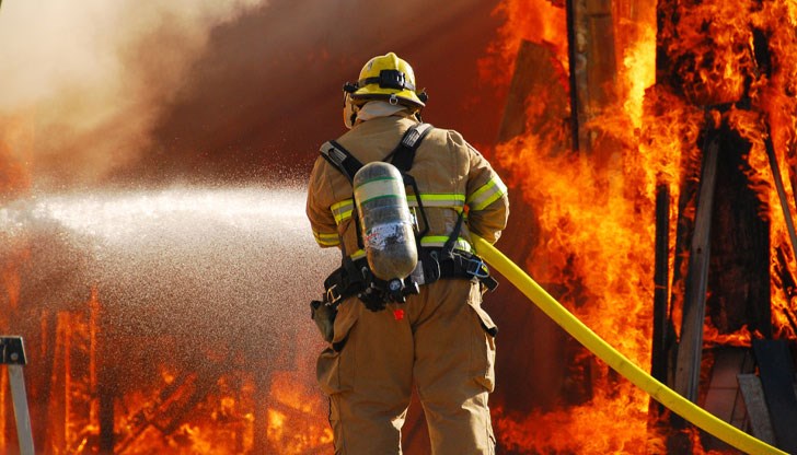 Огънят е тръгнал от кожарска фабрика Огънят е тръгнал от кожарска фабрика