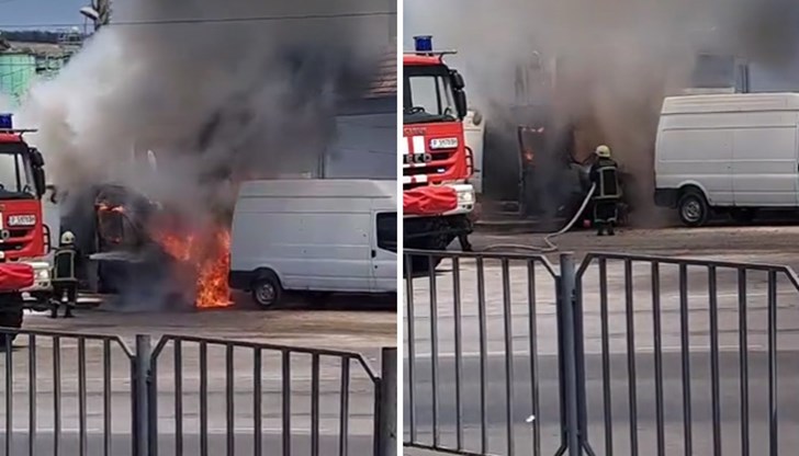 Въпреки успешната намеса на пожарникарите, нанесени са щети на буса и на съседния автомобил, паркиран до него Въпреки успешната намеса на пожарникарите, нанесени са щети на буса и на съседния автомобил, паркиран до него