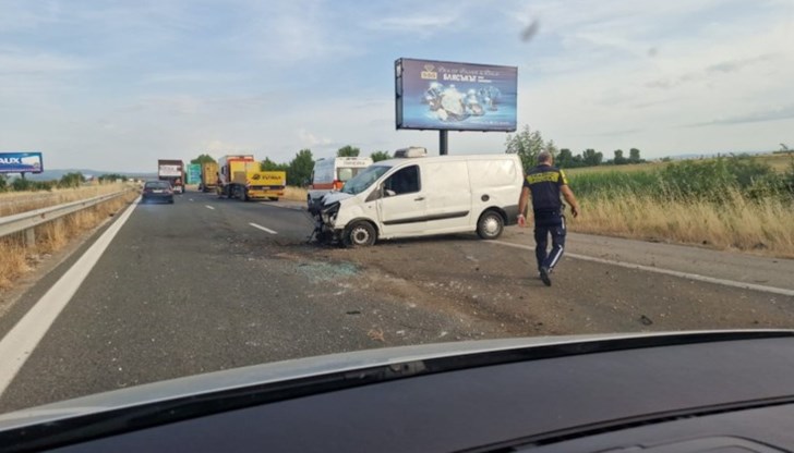 Бус е с разбита предница Бус е с разбита предница