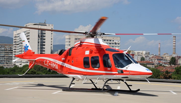 Проф. Диян Енчев и екипът му извършват необходимата оперативна интервенция Проф. Диян Енчев и екипът му извършват необходимата оперативна интервенция