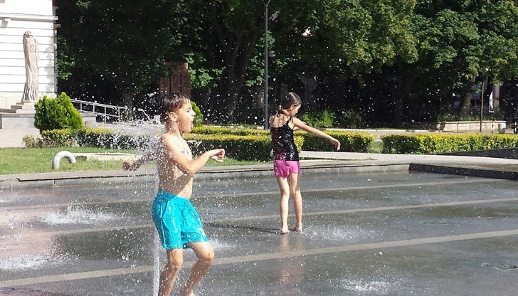 Максималните температури в Сливен и Русе ще достигнат 35-36 градуса Максималните температури в Сливен и Русе ще достигнат 35-36 градуса