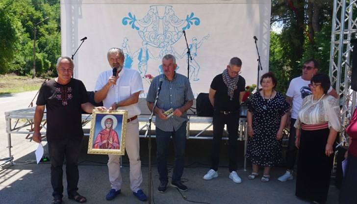 Там се намира един от четирите манастира в Русенската епархия и той носи името „Света Марина“, а за водата там се смята, че е лековита Там се намира един от четирите манастира в Русенската епархия и той носи името „Света Марина“, а за водата там се смята, че е лековита