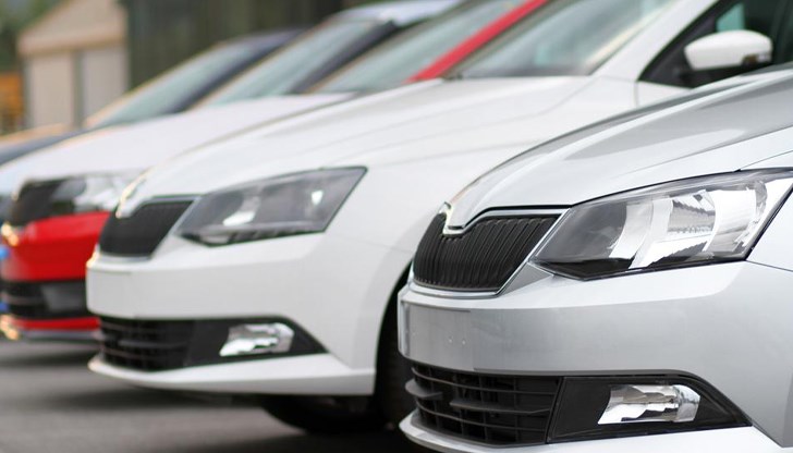 Колите ще бъдат 70 броя еднакви по марка и модел и фабрично нови с дизелови или бензинови двигатели Колите ще бъдат 70 броя еднакви по марка и модел и фабрично нови с дизелови или бензинови двигатели