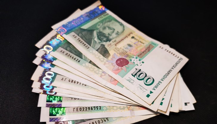 На мястото на задигнатите от нея банкноти по 100 лева тя слагала зелени хартийки На мястото на задигнатите от нея банкноти по 100 лева тя слагала зелени хартийки