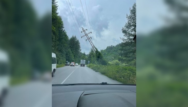 Пътят Самоков - София ще бъде временно затворен, за да се отстрани опасното съоръжение Пътят Самоков - София ще бъде временно затворен, за да се отстрани опасното съоръжение