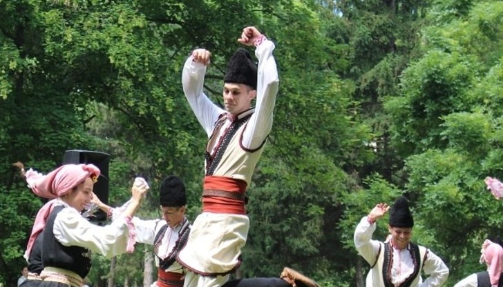 Гост-изпълнител в традиционния обеден концерт с начало 12:00 часа е Ана Борисова