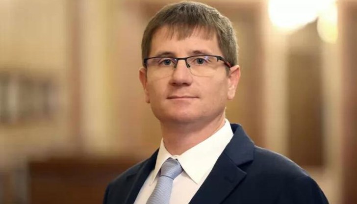 В момента Андрей Гюров е излязъл в неплатен отпуск