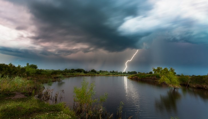 НИМХ издаде предупреждение за опасни явления и в четвъртък НИМХ издаде предупреждение за опасни явления и в четвъртък