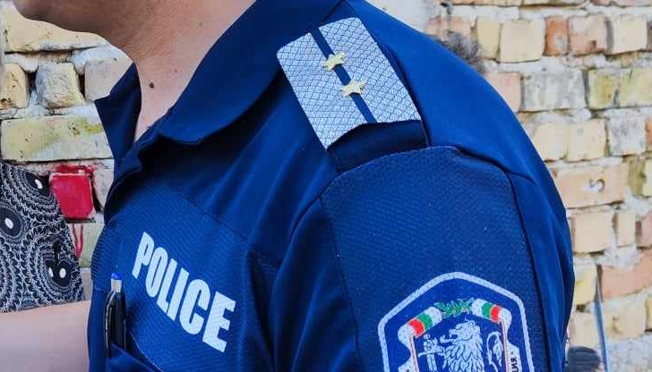 Въпреки инцидента, останалите полицаи намериха пликчета с бяло и кафяво прахообразно вещество в дома на задържания