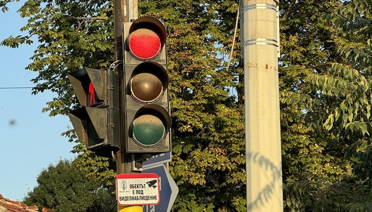 Гъста прах покрива сигнализиращите системи и прави цветовете им почти неразпознаваеми