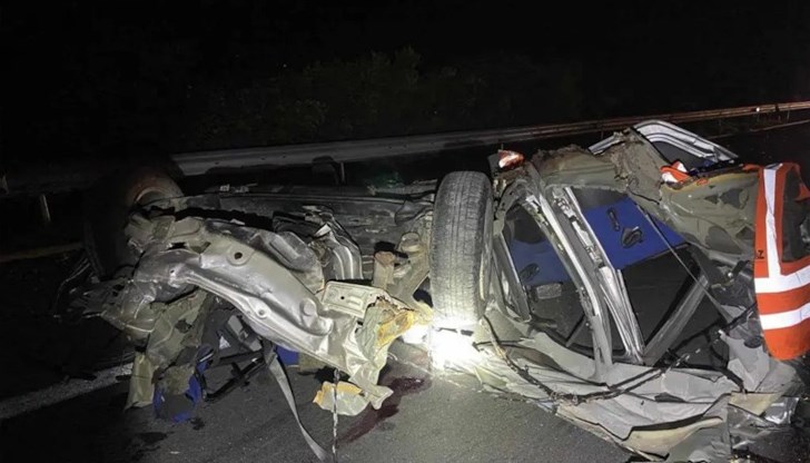 Шофьорът на лек автомобил е загубил контрол, ударил се е в крайпътната мантинела и се е обърнал по таван в лентата за изпреварване, ударен е от друга кола