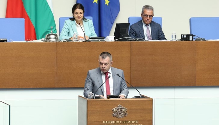 Съветник в МС опитал да вербува военни разузнавачи в полза на Атанас Атанасов. Той изчете SMS: "Гномът и дъртите ченгета ще ни реформират" Съветник в МС опитал да вербува военни разузнавачи в полза на Атанас Атанасов. Той изчете SMS: "Гномът и дъртите ченгета ще ни реформират"