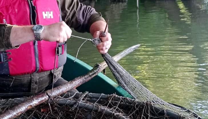 Инспекторите иззеха риболовна мрежа и четири броя немаркирани винтери