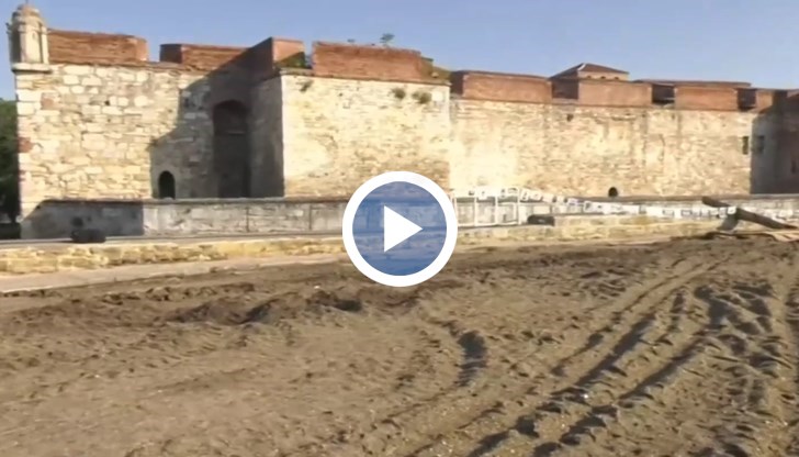 Съоръжението се намира до красивата историческа забележителност „Баба Вида“