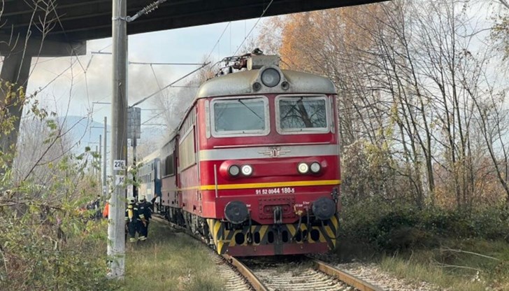 Пътуващите във влака са евакуирани и сред тях няма пострадали Пътуващите във влака са евакуирани и сред тях няма пострадали