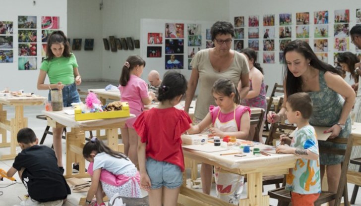 Авторите на африкански маски, накити и керамика са ученици от различни училища в Русе