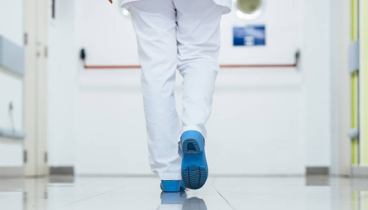 Заразеният е възрастен човек, който се лекува в специализирана клиника в Пловдив след ухапване от кърлеж