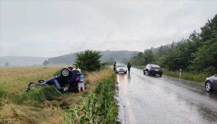 Кола се преобърна в канавката след удар с друг лек автомобил