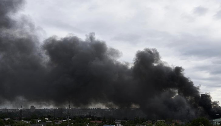 Щети са нанесени върху административни сгради, частна къща, магазин и осем автомобила Щети са нанесени върху административни сгради, частна къща, магазин и осем автомобила