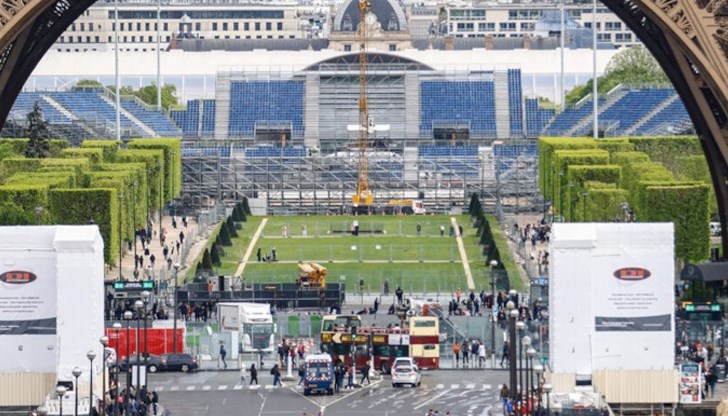 Те са с надпис "Френски войници, загинали в Украйна" Те са с надпис "Френски войници, загинали в Украйна"