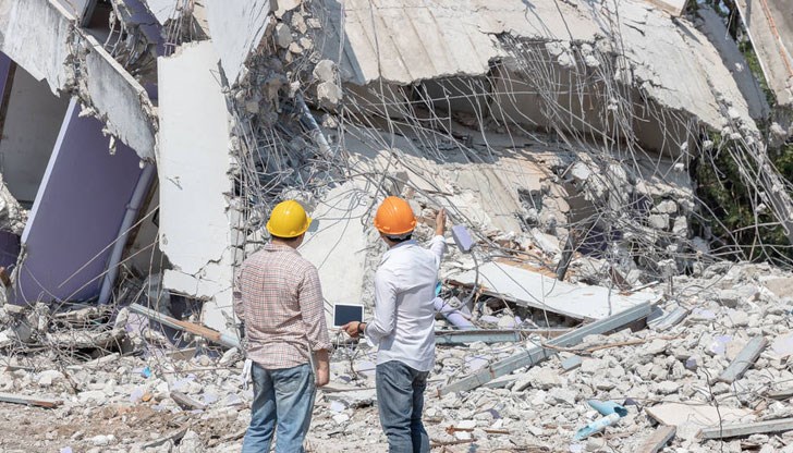 Първоначално от отломките са извадени 7 души и едно мъртво тяло /Снимката е илюстратина/ Първоначално от отломките са извадени 7 души и едно мъртво тяло /Снимката е илюстратина/