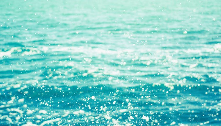 Промяната в цвета на морето не е видима за плажуващите и съответно те не могат да се насладят на плуване в тюркоазени води Промяната в цвета на морето не е видима за плажуващите и съответно те не могат да се насладят на плуване в тюркоазени води