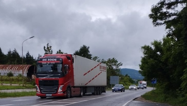 Причината за пренасочването на движението е предстоящ ремонт, който ще затвори пътя София - Ботевград - Мездра Причината за пренасочването на движението е предстоящ ремонт, който ще затвори пътя София - Ботевград - Мездра