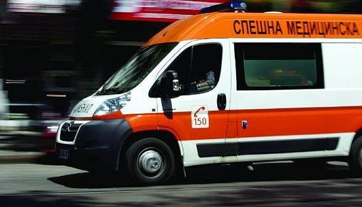 Пострадалият е откаран с линейка в болницата Пострадалият е откаран с линейка в болницата