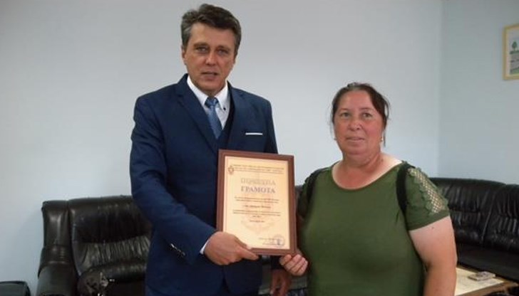 Тя е върнала намерена чанта с лични документи и сумата от 19 300 лева Тя е върнала намерена чанта с лични документи и сумата от 19 300 лева