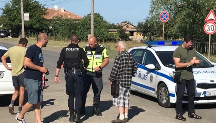 То е пресичало с майка си на главна улица в града То е пресичало с майка си на главна улица в града