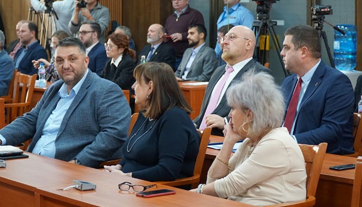 От общо 51 общински съветници присъстваха 50 От общо 51 общински съветници присъстваха 50