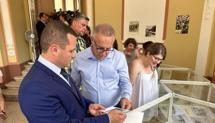 Експозицията под наслов „Обект 889“ показва снимки, книги и документи