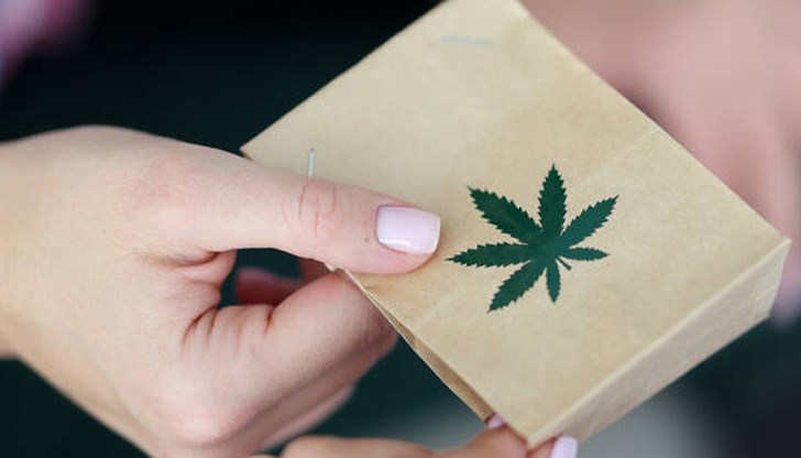 Полицаите проверили момичето до гимназията по облекло Полицаите проверили момичето до гимназията по облекло