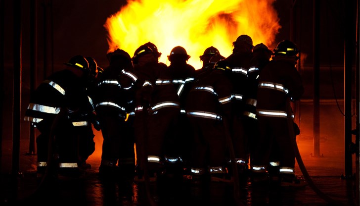 Огънят се е разгорял на площ от около 200 кв. м. в сграда с фирми и магазини Огънят се е разгорял на площ от около 200 кв. м. в сграда с фирми и магазини