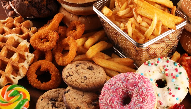 Те трябва да се продават с предупредителни надписи върху опаковката, подобни на тези за тютюневите изделия, смята специалист по здравословното хранене