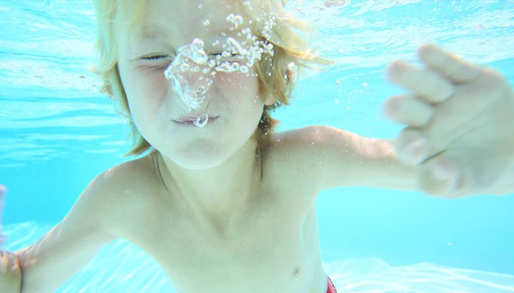 Момченцето и извадено от водата от други две деца