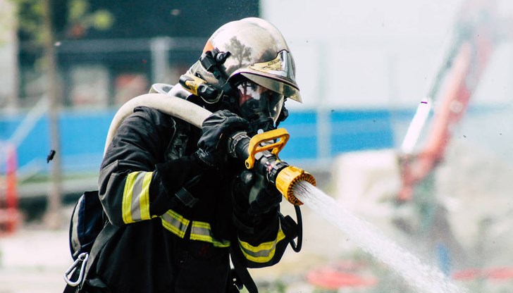 Пламъците се разраснаха до военен полигон Пламъците се разраснаха до военен полигон