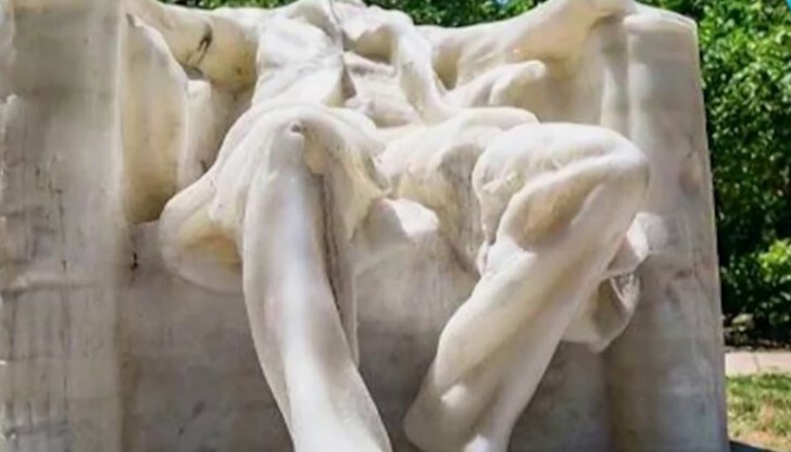 Ремонтират главата на 6-метровата восъчна скулптура