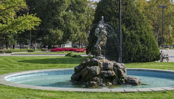 Днес термометърът на сянка показва 34 градуса Днес термометърът на сянка показва 34 градуса