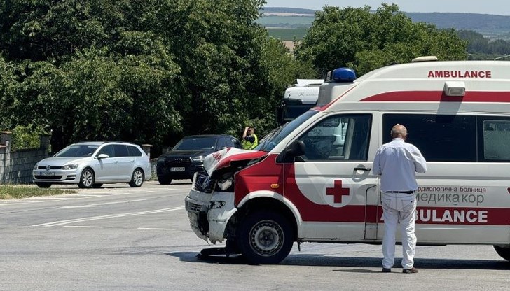 Камион, кола и автомобилът на "Медика Кор" се удариха на главния път