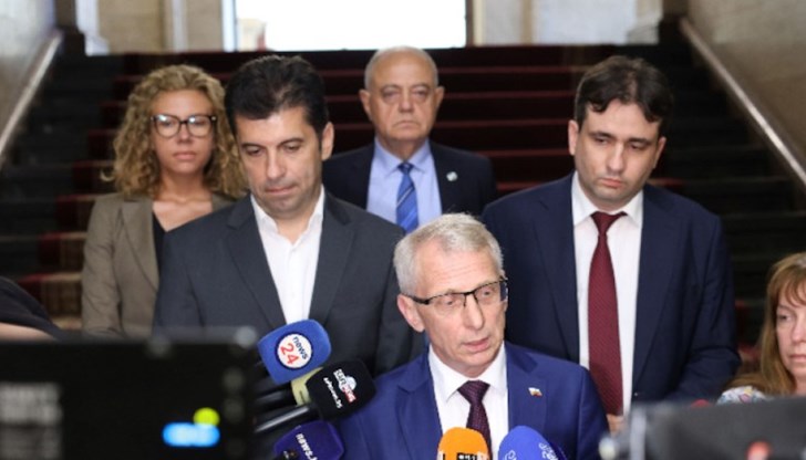 Лидерите на ПП-ДБ след консултациите с президента Лидерите на ПП-ДБ след консултациите с президента